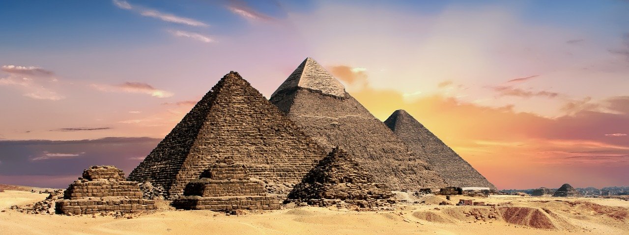 três pirâmides de Gizé