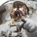 O astronautas Luca Parmitano, da Agência Espacial Europeia (ESA), participa de uma verificação do traje antes de sair da Estação para uma atividade externa. (NASA).