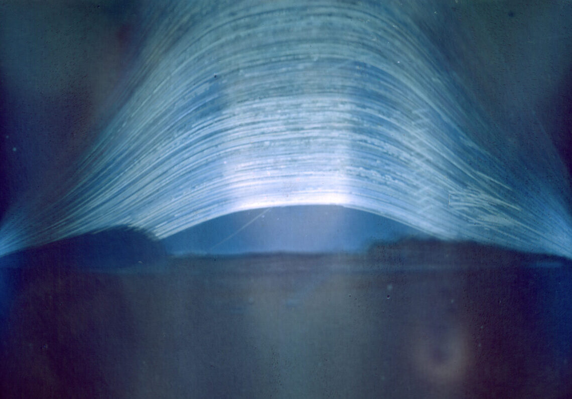 A fotografia de Regina Valkenborgh apresenta 2.953 arcos de luz cruzando o céu, registrando o nascer e o pôr do sol ao longo de oito anos. (Universidade de Hertfordshire)