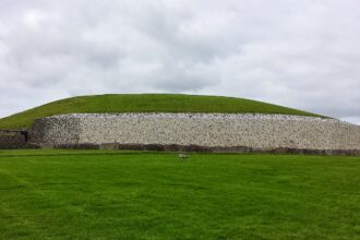 Newgrange circular mound scaled