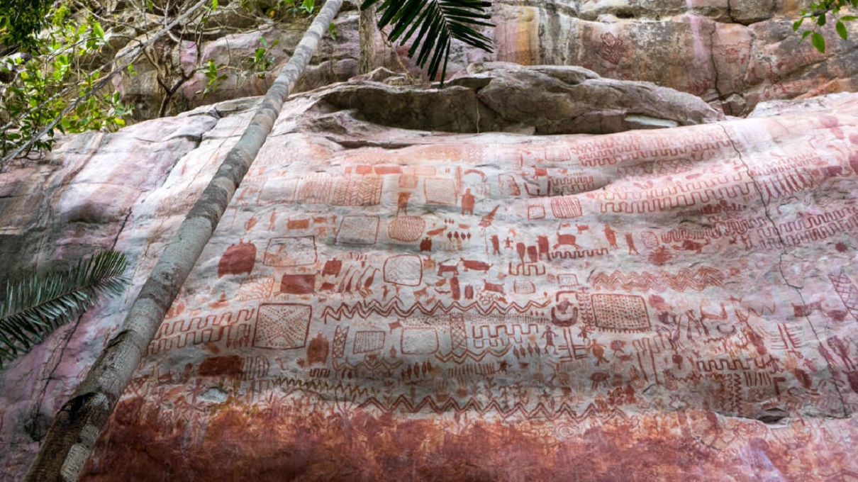 Pinturas rupestres em um paredão de rocha