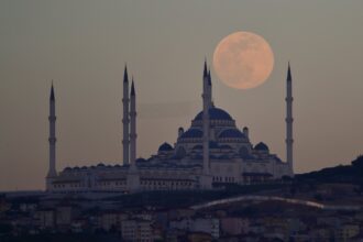 Super lua Rosa sobre uma mesquita