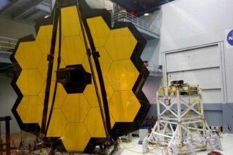 Telescópio espacial James Webb abre seus espelhos