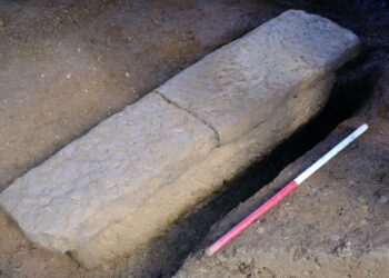 Pesquisadores encontraram um caixão romano com dois esqueletos e indícios de oferendas. Imagem: L-P ARCHAEOLOGY