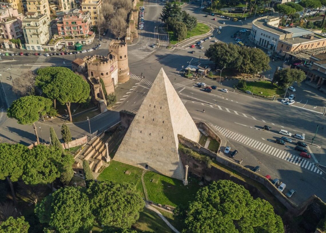 Pirâmide de Céstio. Imagem: Shutterstock