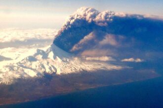 Alaska Volcano Erupts Explosive 15000ft Ash Cloud Sent Into Sky Alert Level at Red 1