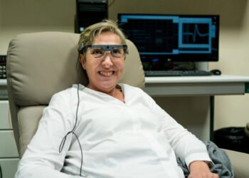 Cientistas desenvolver implante cerebral, o qual permite percepção de letras e formas em pacientes cegos. Imagem por Asociación RUVID disponível em New Atlas.