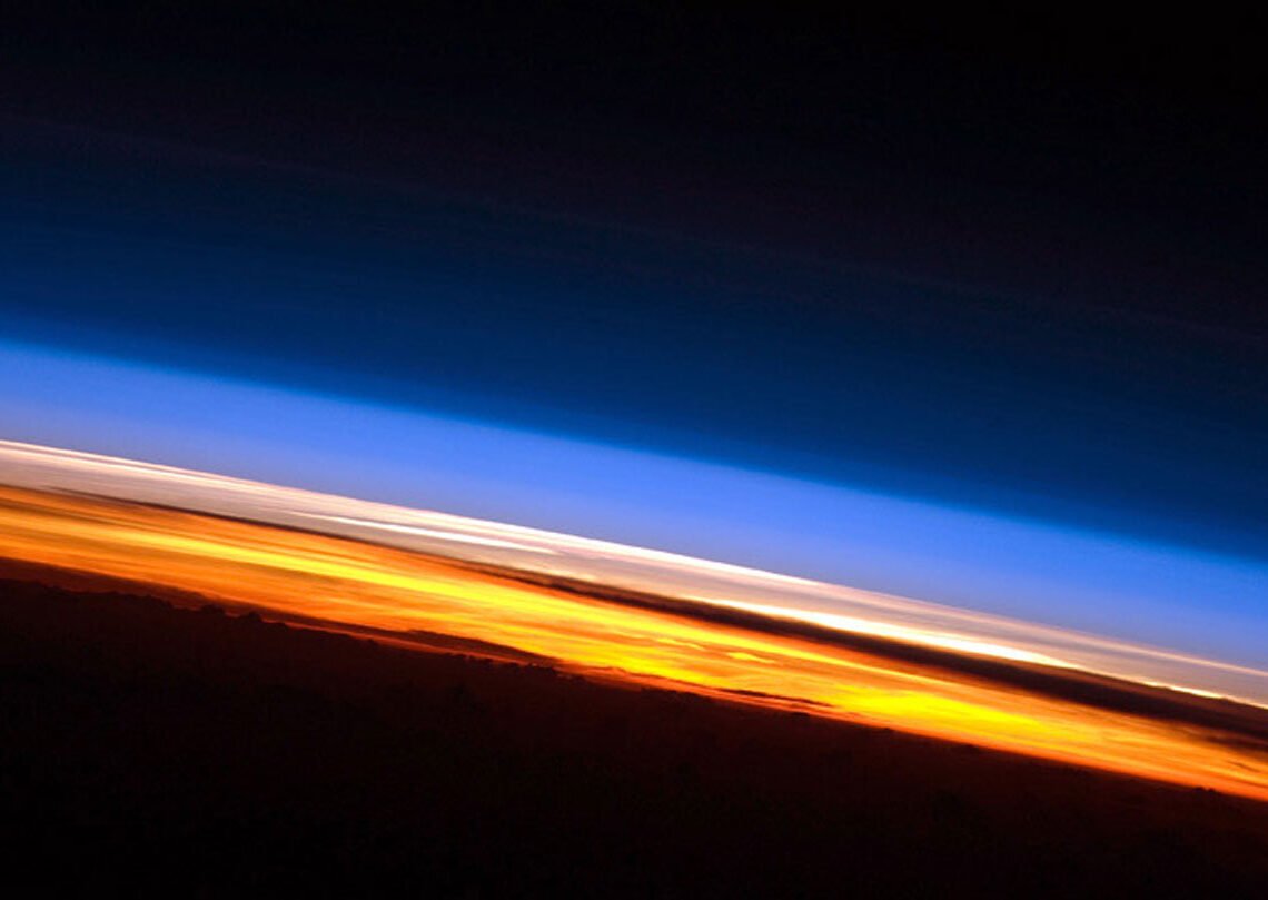 A troposfera (em laranja) é a camada mais baixa da atmosfera da Terra. Nos últimos 40 anos, a fronteira entre a troposfera e a estratosfera (rosa) aumentou como resultado das mudança climáticas. 
Imagem: NASA /Johnson Space Center