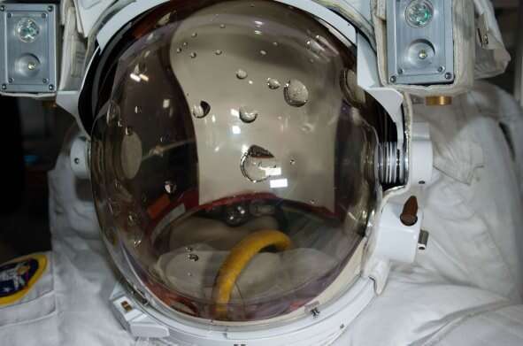 Teste de capacete de astronauta com água