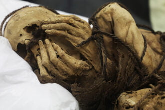 mumia em posicao fetal no peru