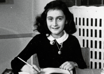 Imagem: Fotografia de Anne Frank na escola em que foi matriculada em Amsterdã, por volta de 1940