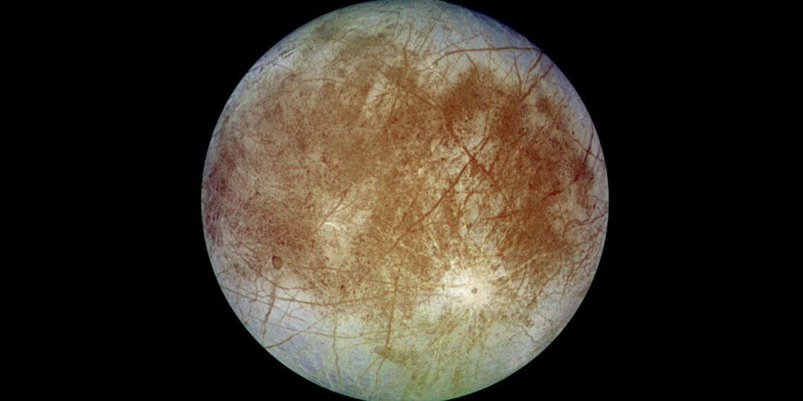 Os cumes duplos são uma das características mais presentes em Europa, uma lua de Júpiter. Imagem: JPL-CALTECH/NASA, DLR