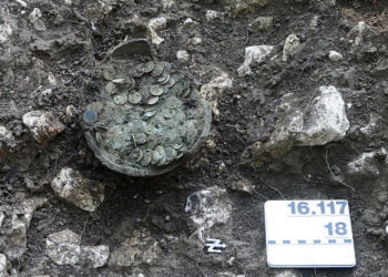 O pote continha 1290 moedas romanas. Imagem: Archäologie Baselland