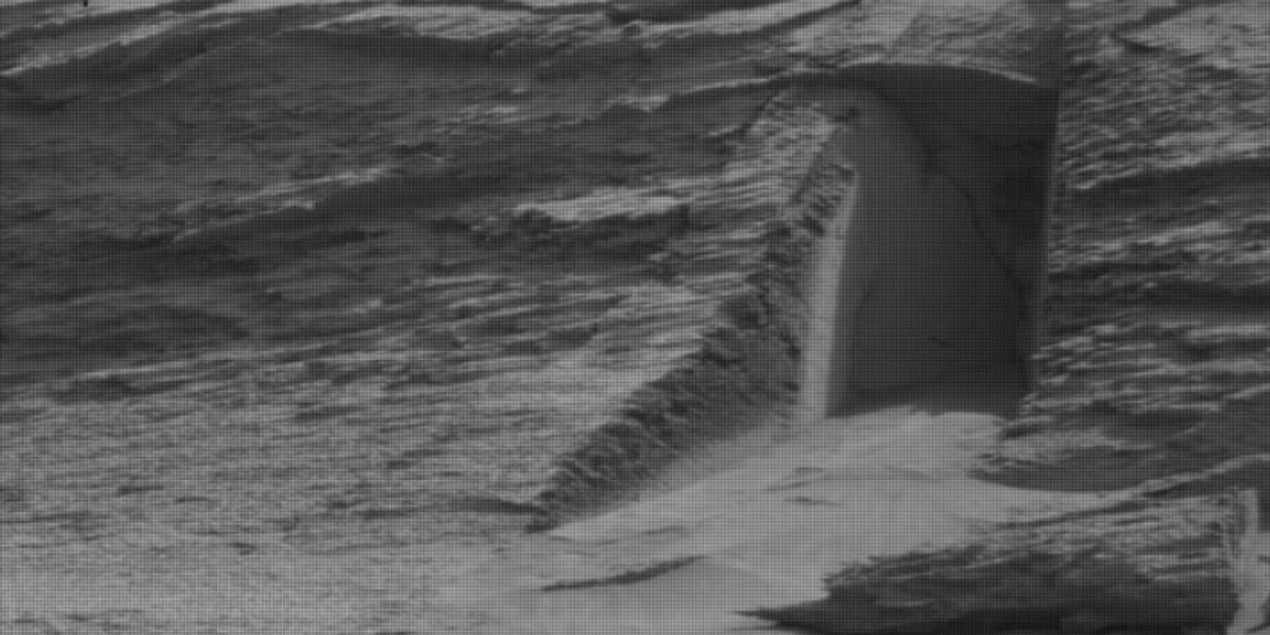 O andarilho espacial da NASA, Curiosity, capturou essa foto intrigante de Marte, exibindo uma estrutura semelhante à uma porta. Imagem: NASA/JPL-Caltech/MSSS