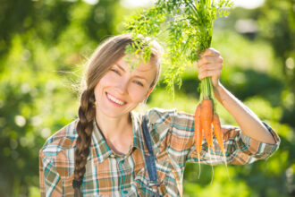 Jardineira com suas cenouras orgânicas
