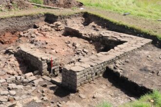 arqueologos decidiram enterrar casas de banhos romanas de novo