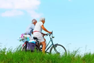 idosos andando de bicicleta