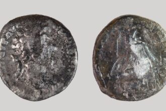 moeda romana encontrada por menino de 8 anos