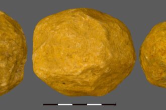 bolas de pedras criadas por humanos primitivos