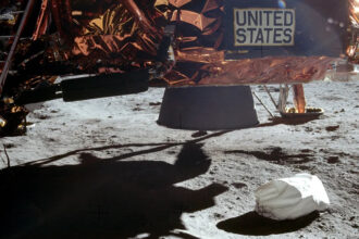 fezes de Neil Armstrong
