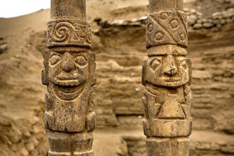 Dois bastões de madeira foram encontrados perto do cemitério, nas ruínas de um assentamento. Eles têm esculturas representando pessoas usando capacetes