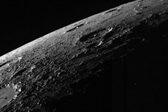 As observações da superfície craterizada de Mercúrio pela sonda espacial Messenger da NASA apoiam estas descobertas.