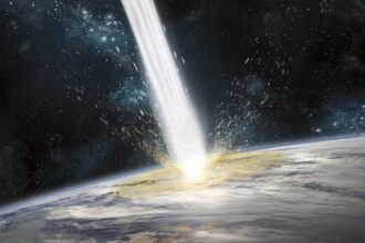 Um cometa atinge a Terra. Nuvens cobrem uma área oceânica do planeta. Estrelas e névoa servem como pano de fundo.