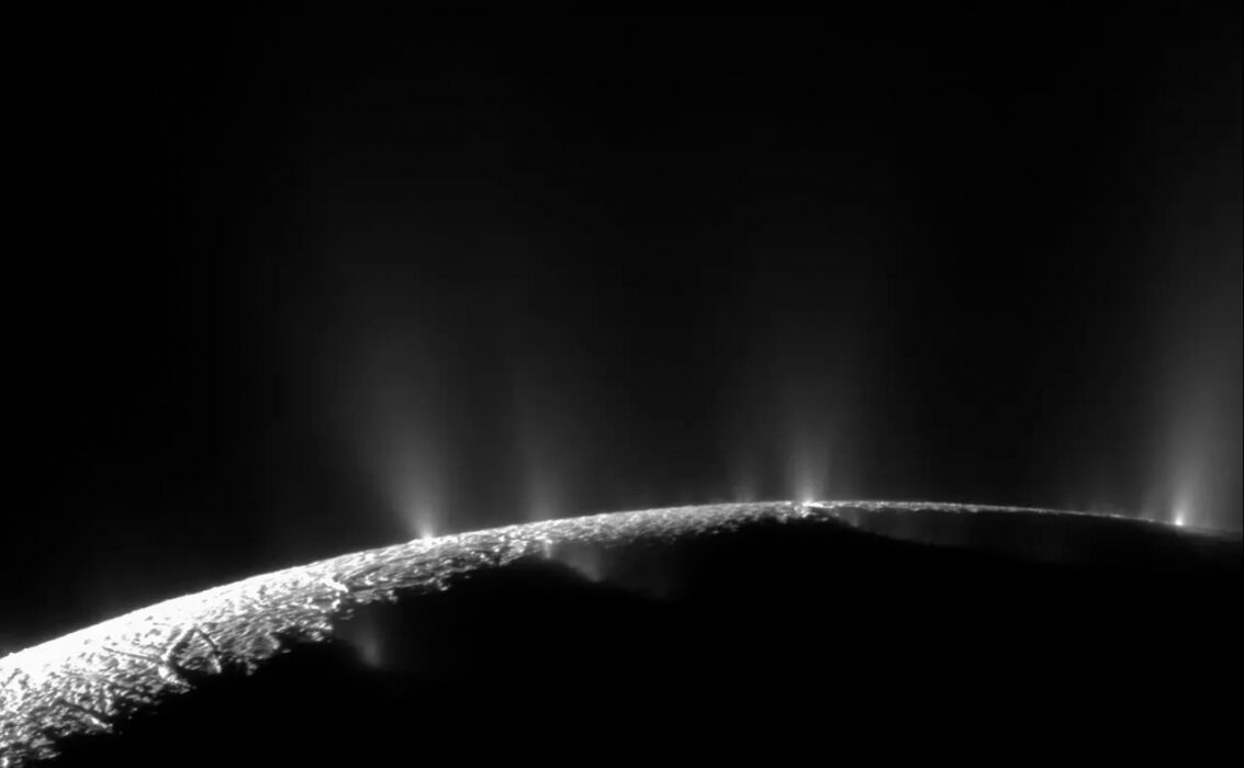 Plumas de água em enceladus