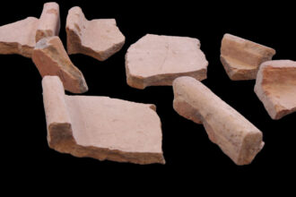 Fragmentos de telhas encontrado em Israel