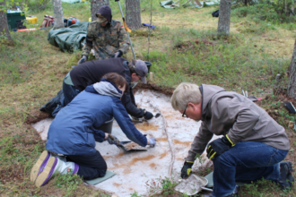 arqueólogos escavando o sítio de tainiaro