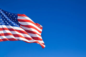 bandeira americana para ilustrar quais são os sobrenomes americanos mais comuns