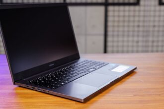 Samsung Book sobre uma mesa