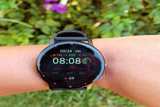 Smartwatch Haiz no pulso de uma pessoa