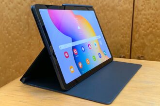 Tablet Samsung Galaxy Tab S6 Lite sobre uma mesa