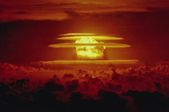 A nuvem em formato de cogumelo resultante do teste nuclear Castle Bravo de 1954 foi um dos mais devastadores para o meio ambiente já conduzidos. Esse evento foi um dos principais motivos que levaram à proibição de todos os testes nucleares na superfície, em 1963.