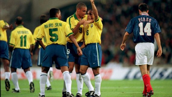 Jogadores da seleção brasileira comemorando o golaço de Roberto Carlos