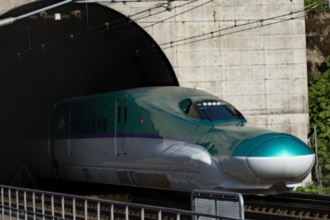 Trem saindo do túnel Seikan.