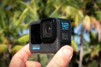 GoPro Hero 12 Black cabe na ponta dos dedos.