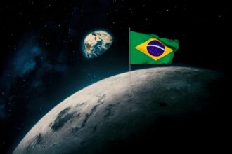 Bandeira do Brasil na Lua com o planeta Terra de fundo.