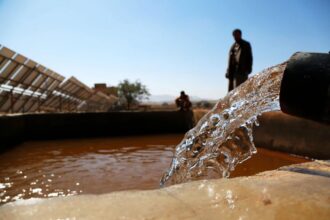 A água jorra de uma bomba movida a energia solar perto de Sana'a, no Iêmen.