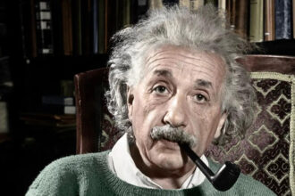 Albert Einstein fumando cachimbo