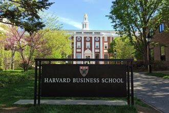 Placa da entrada do Harvard Business School