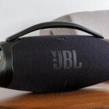 Boombox 3 da JBL sobre uma mesa em uma sala