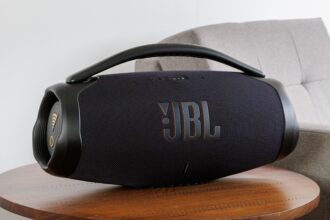 Boombox 3 da JBL sobre uma mesa em uma sala