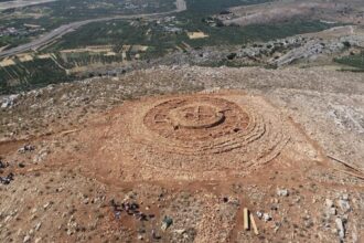 Visão panorâmica da estrutura de 4.000 anos que foi recentemente descoberta no topo de uma colina em Kastelli, na Grécia.