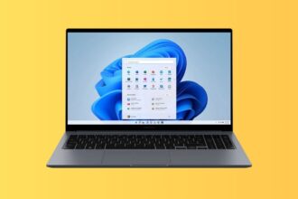 Samsung Galaxy Book4 aberto sobre um fundo amarela gradiente.