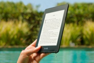 Kindle Paperwhite molhado na piscina