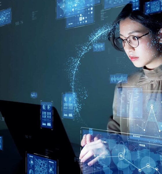 Jovem mulher asiática assistindo telas de holograma. Tecnologia empresarial. metamorworks/istock