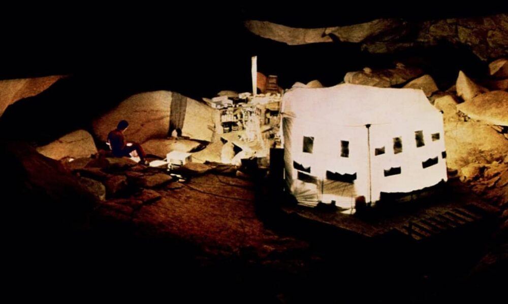 A tenda de Michel Siffre na Midnight Cave, Texas, brilha com luzes incandescentes. Todas as imagens são do experimento de Siffre em 1972, no Texas.