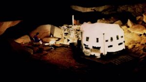 A tenda de Michel Siffre na Midnight Cave, Texas, brilha com luzes incandescentes. Todas as imagens são do experimento de Siffre em 1972, no Texas.